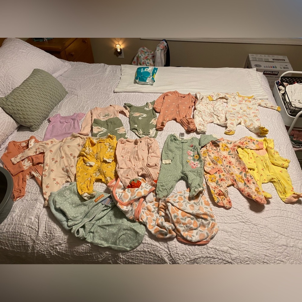 Variety of baby girl clothes (size newborn)